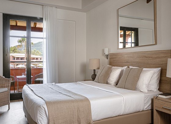 Grecotel LUXME Costa Botanica - Wohnbeispiel Bungalow Botanica Loft Balkon (Zimmercodierung BBG)