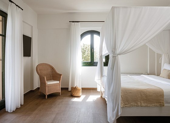 Grecotel LUXME Costa Botanica - Wohnbeispiel Familienzimmer Veranda Gartenblick (Zimmercodierung FB4)