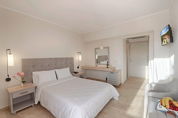 Livadi Nafsika - Wohnbeispiel Doppelzimmer Gartenblick (Zimmercodierung DBG)