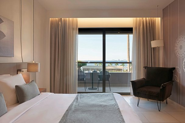 Atlantica Kalliston Resort - Wohnbeispiel Doppelzimmer Superior Meerblick Lagunenbereich Whirlpool (Zimmercodierung DSM)