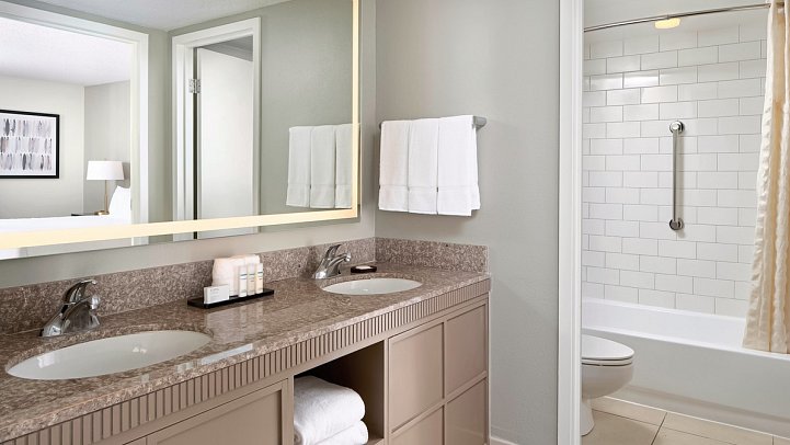 Embassy Suites Myrtle Beach - Kingston Plantation - Wohnbeispiel Badezimmer (Zimmercodierungen UG1 & UG3)