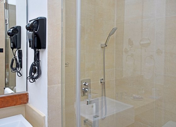 Goldi Sands Hotel - Badbeispiel Deluxe (Zimmercodierung UD1)