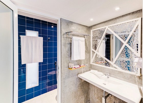 Trinco Blu by Cinnamon - Wohnbeispiel Bad Suite (Zimmercodierung WG1)