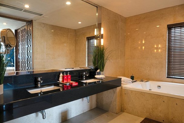The Blue Water Hotel and Spa - Badbeispiel Club Suite (Zimmercodierung WL1)