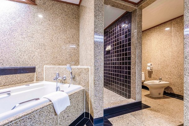 Centara Riverside Hotel Chiang Mai - Badbeispiel Grand Suite (Zimmercodierung WB2)