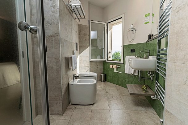 Grand Hotel Faraglioni - Wohnbeispiel Doppelzimmer Superior Meerblick (Zimmercodierung DSM)