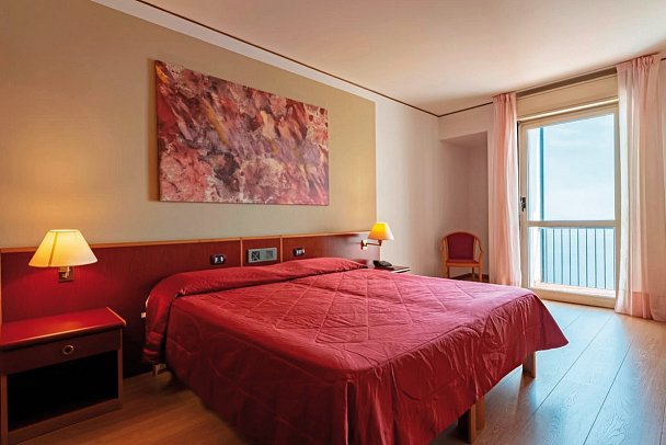 Hotel & Resort Torre Normanna - Wohnbeispiel Doppelzimmer Meerblick (Zimmercodierung DBM)