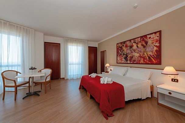 Hotel & Resort Torre Normanna - Wohnbeispiel Doppelzimmer Meerblick (Zimmercodierung DBM)