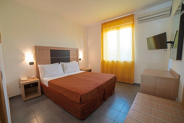 VOI Baia di Tindari Resort - Wohnbeispiel Familienzimmer (Zimmercodierung FB1)