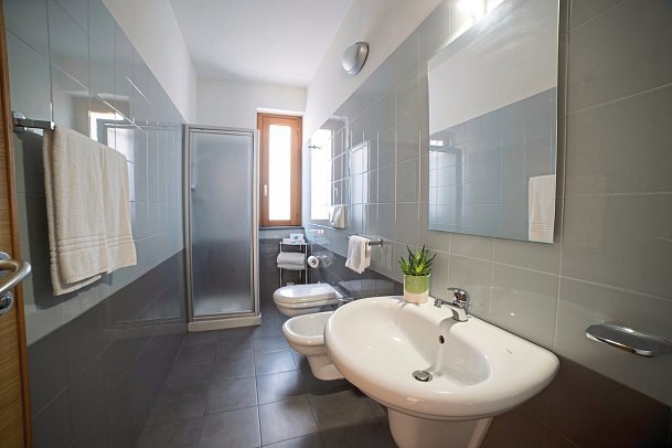 VOI Baia di Tindari Resort - Wohnbeispiel Familienzimmer (Zimmercodierung FB1)