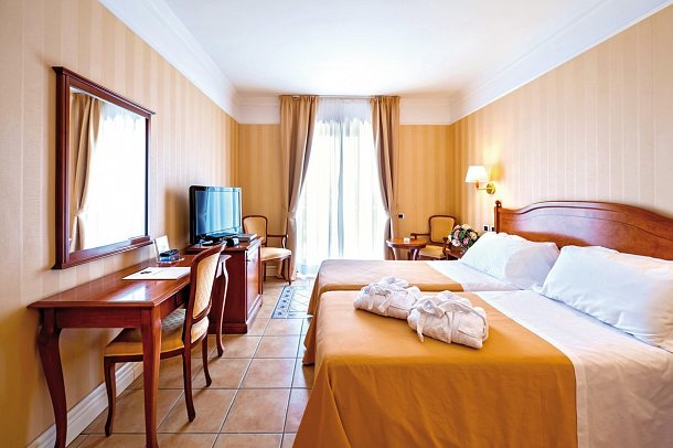 Dioscuri Bay Palace - Wohnbeispiel Doppelzimmer Superior seitl. Meerblick (Zimmercodierung DSN)