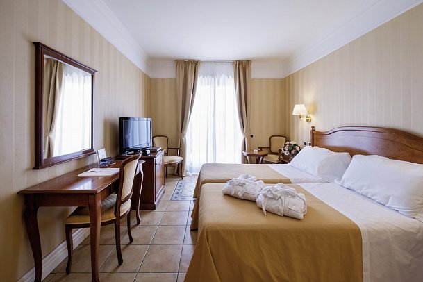 Dioscuri Bay Palace - Wohnbeispiel Doppelzimmer Superior seitl. Meerblick (Zimmercodierung DSN)