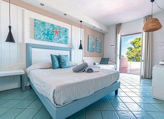 Mangia's Pollina Resort - Wohnbeispiel Doppelzimmer Deluxe Meerblick (Zimmercodierung DDM)