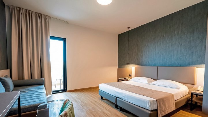 Costa Verde - Wohnbeispiel Dreibettzimmer Komfort (Zimmercodierung DF3)