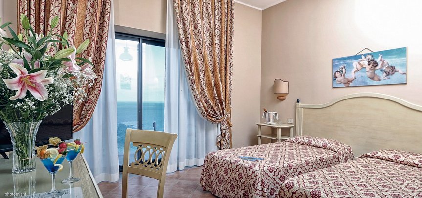 Santa Lucia Le Sabbie d'Oro - Wohnbeispiel Doppelzimmer Meerblick (Zimmercodierung DBM)