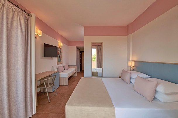 Serenusa Resort - Wohnbeispiel Vierbettzimmer Superior Balkon (Zimmercodierung RS2)