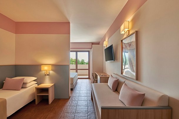 Serenusa Resort - Wohnbeispiel Vierbettzimmer Superior Balkon (Zimmercodierung RS2)