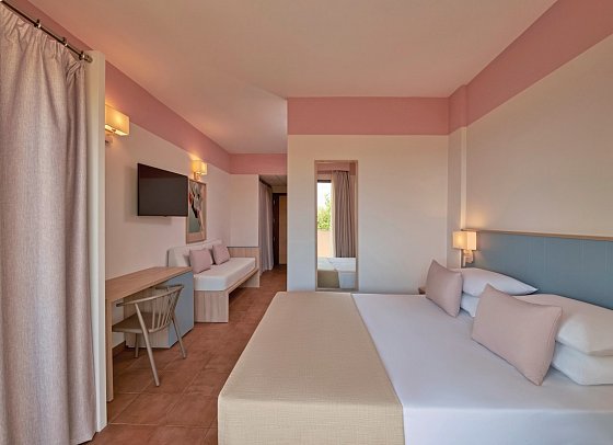 Serenusa Resort - Wohnbeispiel Vierbettzimmer Superior Balkon (Zimmercodierung RS2)