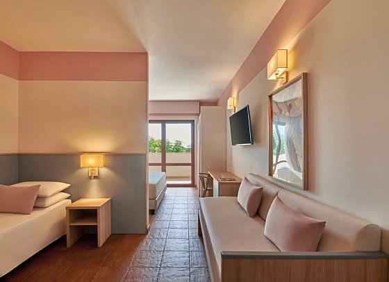 Serenusa Resort - Wohnbeispiel Vierbettzimmer Superior Balkon (Zimmercodierung RS2)