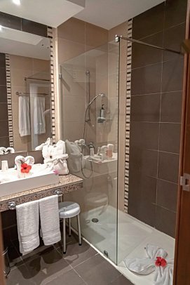 Telemaque Beach & Spa - Wohnbeispiel Bad (Zimmercodierungen RB1, DGG, DCG, DP1, DGM & DCM)