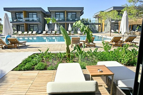 Green Nature Sarigerme - Beispiel Terrasse Doppelzimmer Deluxe Standard direkter Poolzugang (Zimmercodierung DDP)