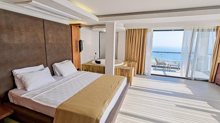 Orka Sunlife Resort & Spa - Wohnbeispiel Luxury Suite mit Jacuzzi (Zimmercodierung WU1)