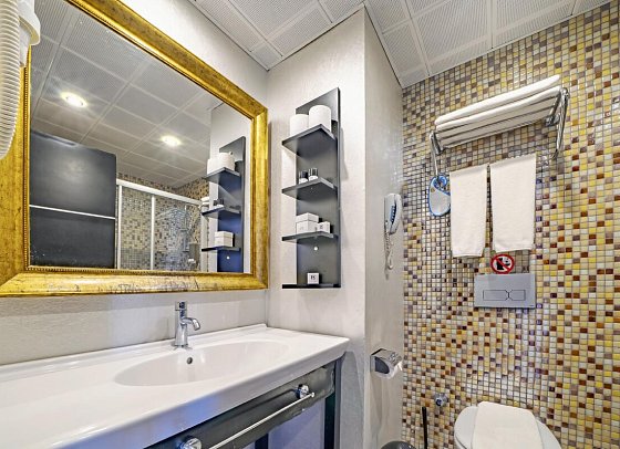 Prime Beach Hotel - Beispiel Bad (Zimmercodierungen DP1, DGL, DCL, DGM, DCM, D1M, DCO & FBL)