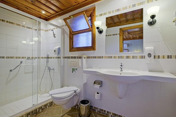 Montana Pine Resort Hotel & Spa - Beispiel Bad Doppelzimmer Standard (Zimmercodierungen DG1 & DC1)
