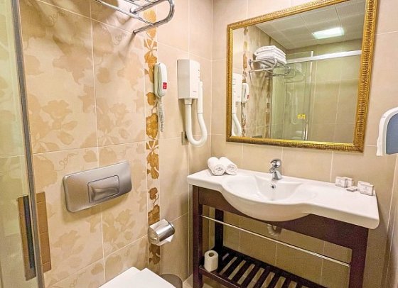 Emre Beach & Emre Hotel - Beispiel Bad Emre Beach Zimmer (Zimmercodierungen DB1, DC1, DBN, DCN, DBM & DCM)