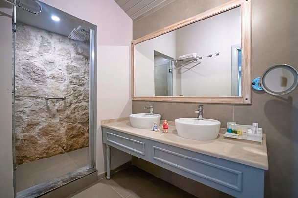 Hotel Alize - Beispiel Bad Doppelzimmer Stone mit Jacuzzi (Zimmercodierung UB2)