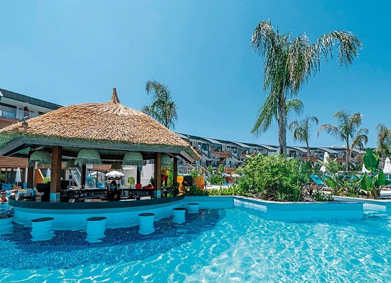 Liberty Fabay - Swim Up Bar