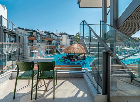 Liberty Fabay - Beispiel Terrasse Zimmer Poolzugang über Treppen (Zimmercodierungen D1P, DC1, D3P, DC3 & FB1)