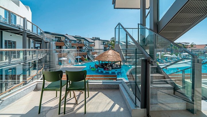 Liberty Fabay - Beispiel Terrasse Zimmer Poolzugang über Treppen (Zimmercodierungen D1P, DC1, D3P, DC3 & FB1)