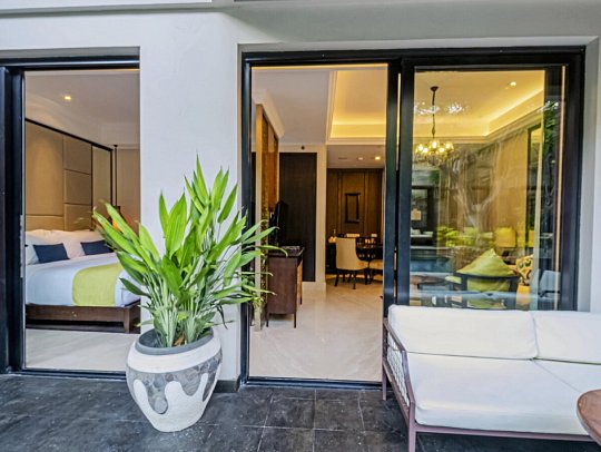 Jambuluwuk Oceano Seminyak - Beispiel Terrasse Premier Pool Access (Zimmercodierung UDQ)