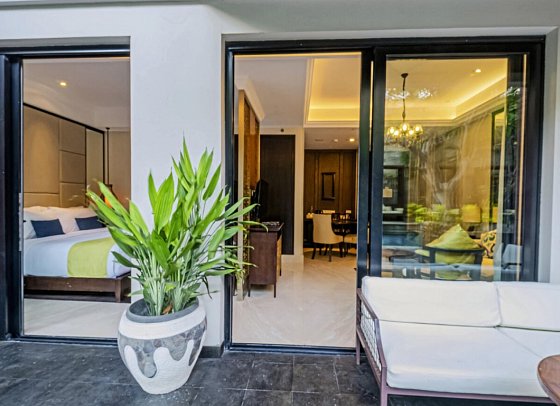 Jambuluwuk Oceano Seminyak - Beispiel Terrasse Premier Pool Access (Zimmercodierung UDQ)