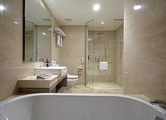 Platinum Hotel Jimbaran Beach Bali - Badbeispiel Deluxe Family (Zimmercodierung FD1)