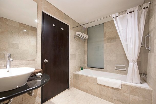 Legian Beach Hotel - Beispiel Bad Deluxe Family (Zimmercodierung FD1)