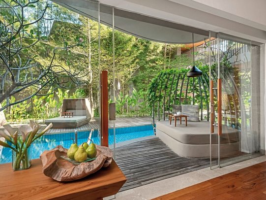 Maya Sanur Resort & Spa - Beispiel Terrasse Impressive Lagoon Pool Suite King Bed (Zimmercodierungen WBQ & WB3)