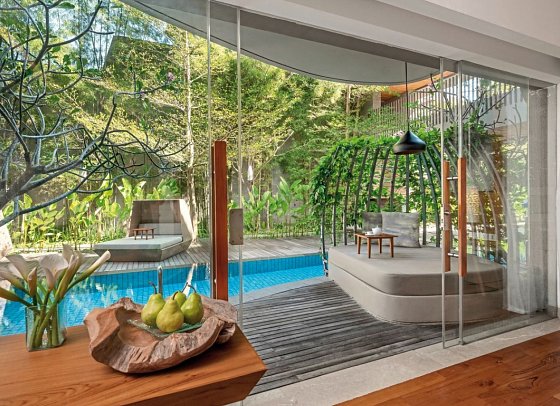Maya Sanur Resort & Spa - Beispiel Terrasse Impressive Lagoon Pool Suite King Bed (Zimmercodierungen WBQ & WB3)