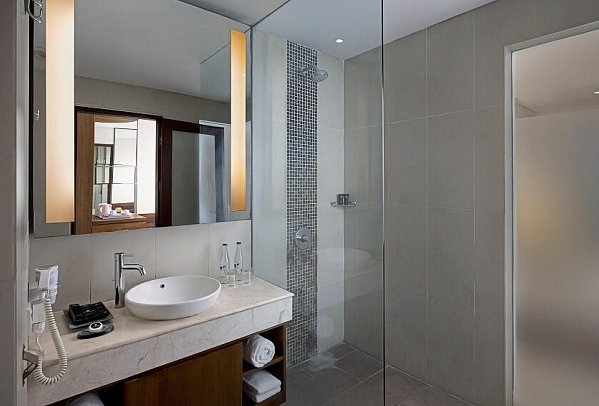 Taksu Sanur Hotel - Beispiel Bad Taksu Suite (Zimmercodierungen WB1, WB2, JB1 & JBP)