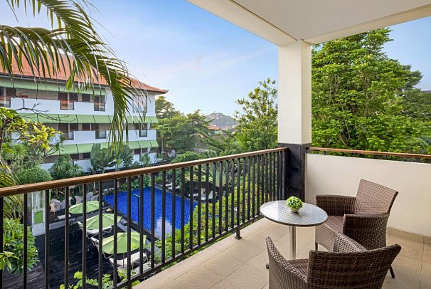 Taksu Sanur Hotel - Beispiel Balkon Junior Suite Pool View with Balcony (Zimmercodierung JBP)
