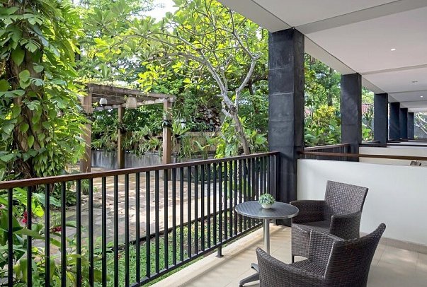 Taksu Sanur Hotel - Beispiel Balkon Taksu Suite with Balcony (Zimmercodierung WB2)