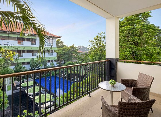 Taksu Sanur Hotel - Beispiel Balkon Junior Suite Pool View with Balcony (Zimmercodierung JBP)