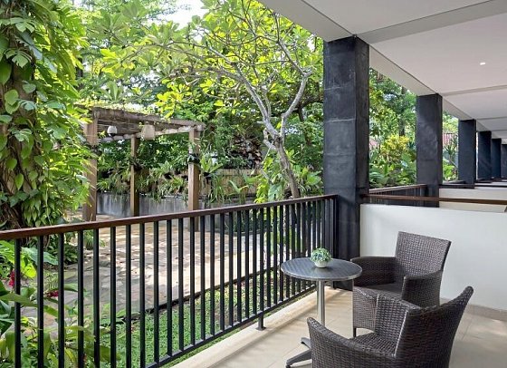Taksu Sanur Hotel - Beispiel Balkon Taksu Suite with Balcony (Zimmercodierung WB2)