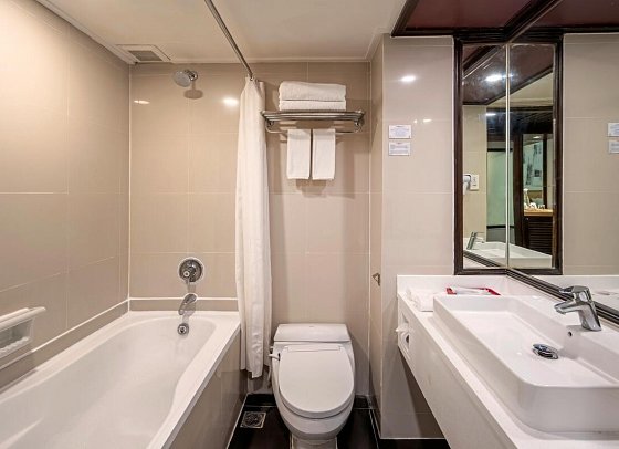 Prime Plaza Hotel Sanur - Beispiel Bad Premier Balcony (Zimmercodierung UM2)