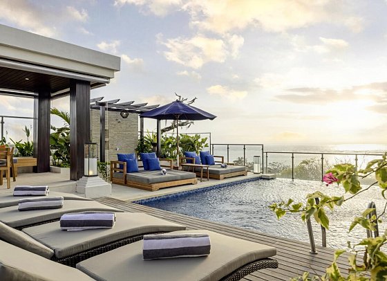 Bali Tropic Resort & Spa - Dachterrasse mit Pool für Club Gäste