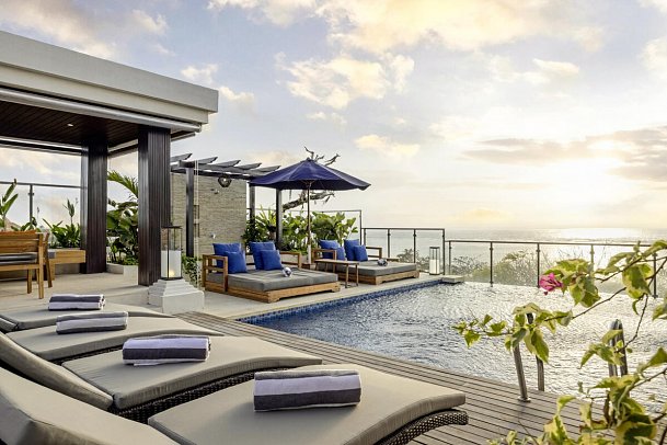 Bali Tropic Resort & Spa - Dachterrasse mit Pool für Club Gäste