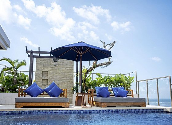 Bali Tropic Resort & Spa - Dachterrasse mit Pool für Club Gäste