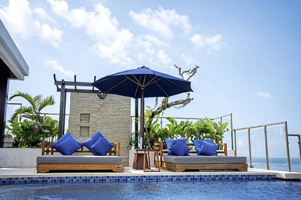 Bali Tropic Resort & Spa - Dachterrasse mit Pool für Club Gäste