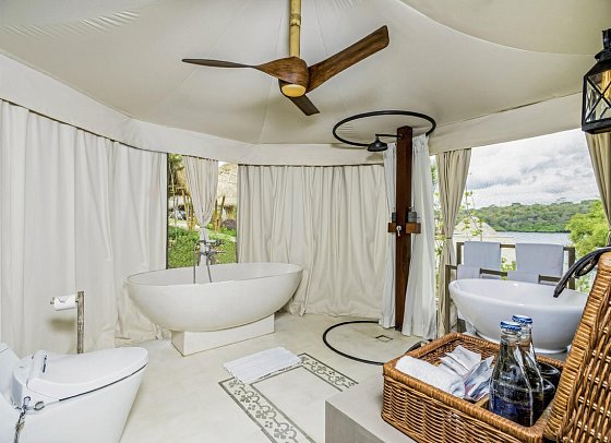 Menjangan Dynasty Resort - Beispiel Bad Two Bedroom Cliff Tent Villa (Zimmercodierung VB2)